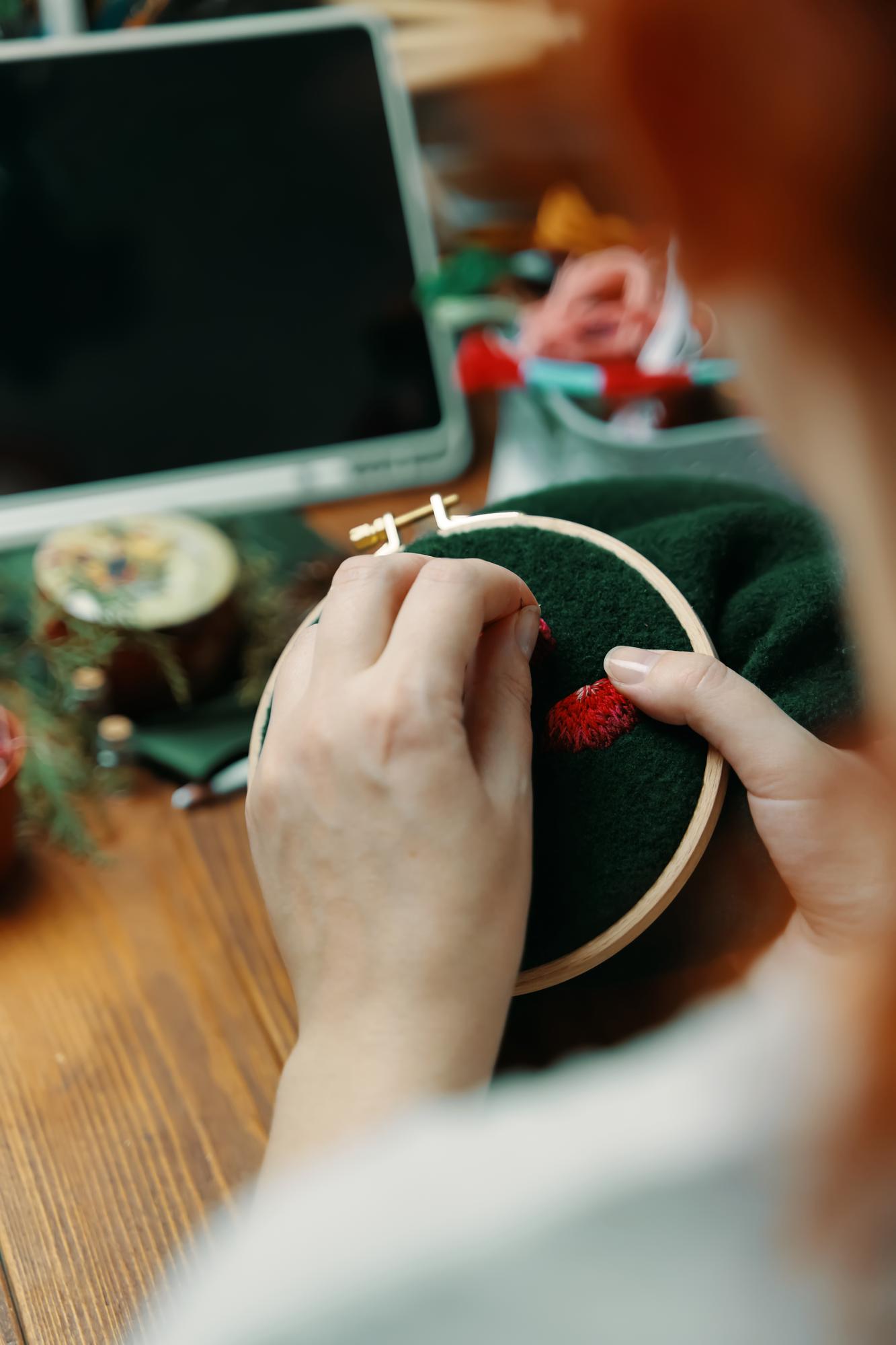 Rzemieślniczka przy tamborku w atelier